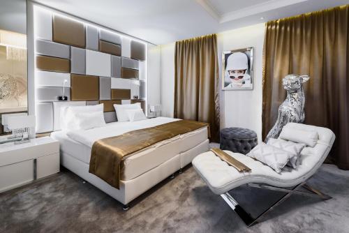 Postel nebo postele na pokoji v ubytování RQ Boutique & Unique Hotel