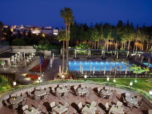 Blick auf einen Pool in einem Resort in der Nacht in der Unterkunft King David Hotel Jerusalem in Jerusalem