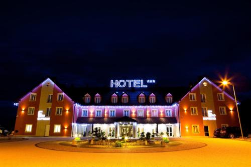 a hotel with a lit up sign on top of it at Hotel Fero Express POKOJE KLIMATYZOWANE AC in Kraków
