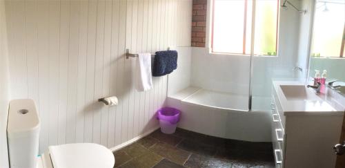 A bathroom at Sandpiper Ocean Cottages