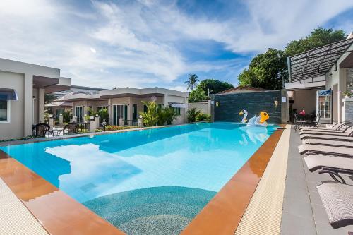 Bazén v ubytování Thuan Resort nebo v jeho okolí