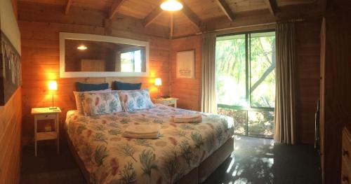 Sandpiper Ocean Cottages tesisinde bir odada yatak veya yataklar