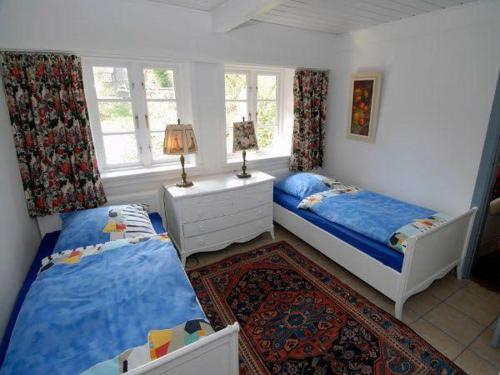 a bedroom with two twin beds and a window at Hackerhof-Mittewohnung in Morsum