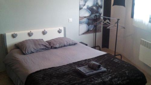 une chambre avec un lit avec ainylinylinylinylinylinylinylinylinyl dans l'établissement Loftcosy Friville, à Friville-Escarbotin