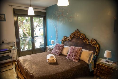 a bedroom with a large bed with a wooden headboard at Alojamientos Sueños de Ronda in Ronda