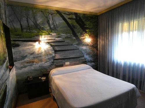 a bedroom with a painting of a bridge over a river at Motel Caldas in Caldas de Reis