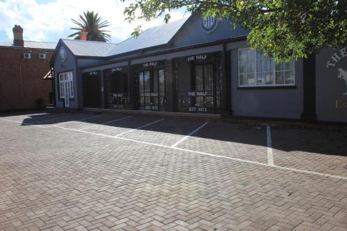 Gallery image of Halfway House Hotel in Kimberley