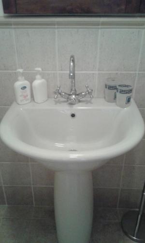 a white sink in a bathroom with toiletries on it at B&B Antica Corte Lombarda in Mortara