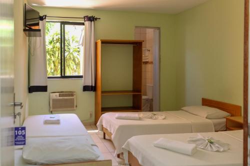 Zimmer mit 2 Betten und einem Fenster in der Unterkunft Pousada dos Sonhos in Angra dos Reis