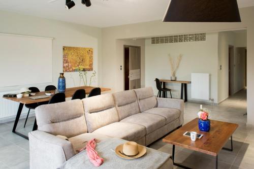 sala de estar con sofá y mesa en Evangelie Luxury Residence, en Kissamos