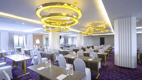 Restoran või mõni muu söögikoht majutusasutuses Shakti Hotel Bandung