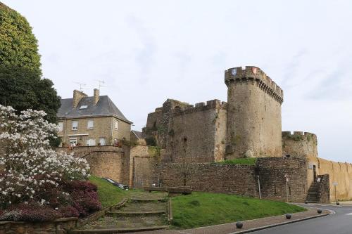 un château sur une colline à côté d'une rue dans l'établissement La Boudrie, à Avranches