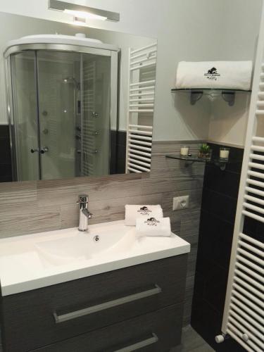 a bathroom with a sink and a mirror at B&B da Lillo in Frosinone