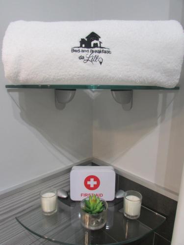 a table with a pile of towels and candles at B&B da Lillo in Frosinone