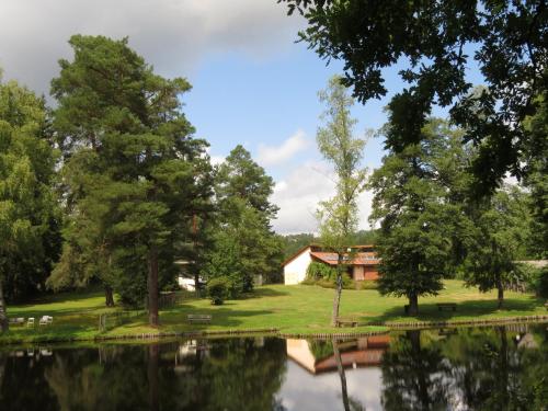 a view of the house from the lake at Blick zum Maimont in Ludwigswinkel