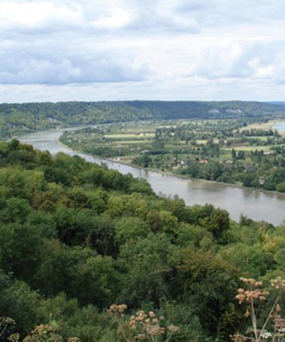 a view of a river from the top of a hill at La Roulotte du Verger in Barneville-sur-Seine