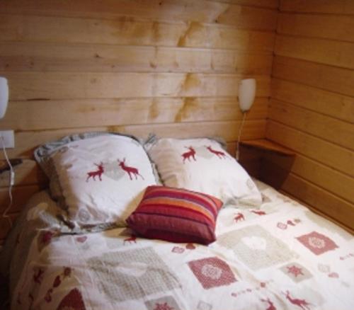 1 cama en una habitación con 2 almohadas en La Roulotte du Verger en Barneville-sur-Seine