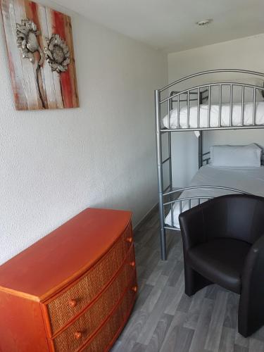 Ένα ή περισσότερα κρεβάτια σε δωμάτιο στο Logis Hôtel Restaurant les Charmettes