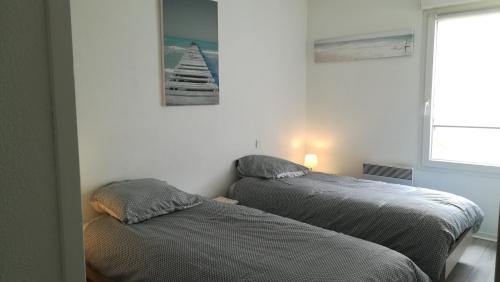 deux lits côte à côte dans une chambre dans l'établissement Clos ETCHBERRI, à Bidart