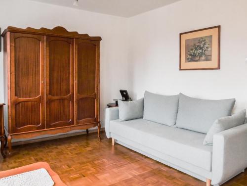 - un salon avec un canapé et une armoire dans l'établissement Motlawa River Apartment, à Gdańsk