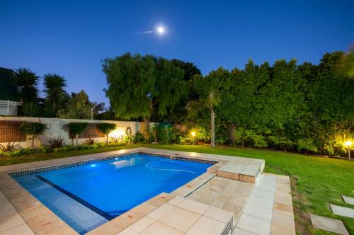 Πισίνα στο ή κοντά στο Millard Crescent Guest House