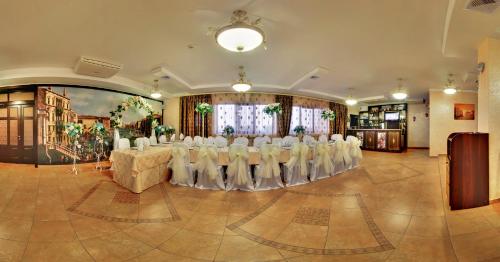 un salón de banquetes con un montón de mesas y sillas en Villa Venezia, en Sevastopol