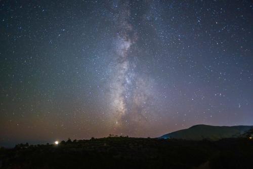 a starry night with the milky way in the sky at Infinity Blue Villa in Koroni