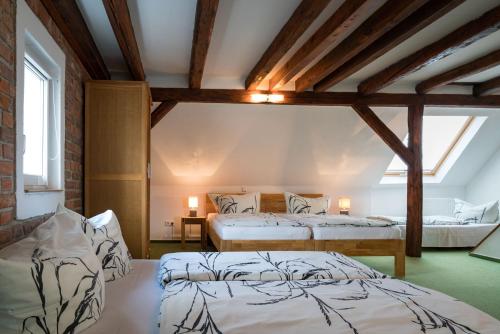 1 Schlafzimmer mit 2 Betten in einem Zimmer in der Unterkunft Pension Sleep-In Brettach in Brettach