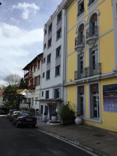 een rij gebouwen aan de straatkant bij Le Petit Majestic in Lourdes