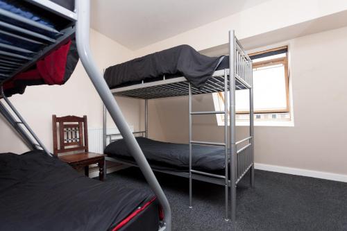 Palanda nebo palandy na pokoji v ubytování Budget Hostel