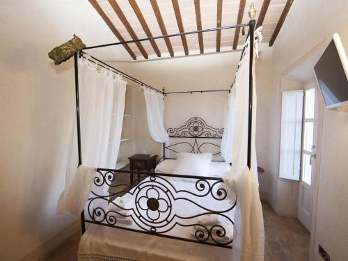 a bedroom with a black and white canopy bed at Fonte di Zeno in Marciana