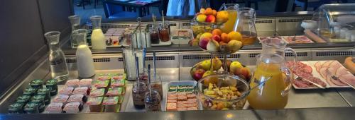 een buffet lijn met veel verschillende voedingsmiddelen en dranken bij Hotel Restaurant Vesontio in Besançon