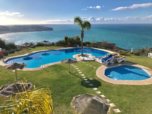 uma piscina com vista para o oceano em Casa El Mero em La Herradura