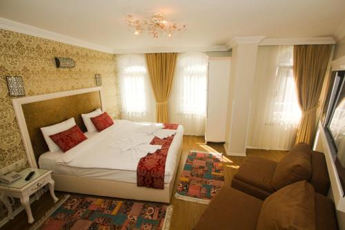 1 dormitorio con 1 cama y 1 sofá en Venue Hotel Istanbul Old City, en Estambul