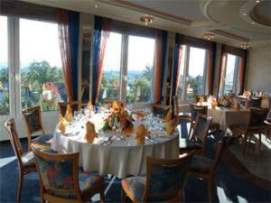 Hotel Im Hagen في كونغسوينتر: غرفة طعام مع طاولة بيضاء وكراسي