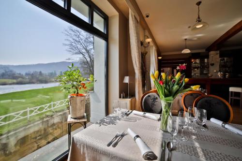 Reštaurácia alebo iné gastronomické zariadenie v ubytovaní Romantic Hotel Mlýn Karlstejn