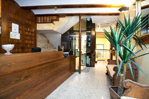 a lobby of a salon with a wooden counter at Hotel Microtel Placentinos in Salamanca