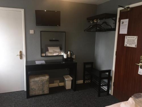 A bathroom at Bridgemary Manor Hotel & Pub 