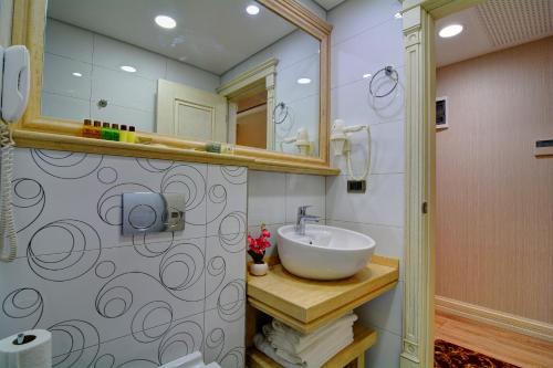 Ένα μπάνιο στο Novelty Hotel