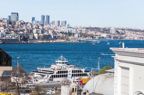 een cruiseschip is aangemeerd in een grote hoeveelheid water bij Old Port Hotel in Istanbul