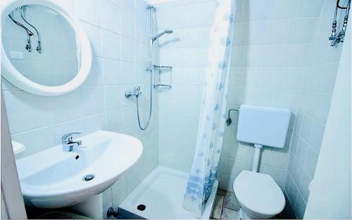 リド・マリーニにあるVilletta Dolcevita Lido Mariniのバスルーム(洗面台、トイレ、鏡付)