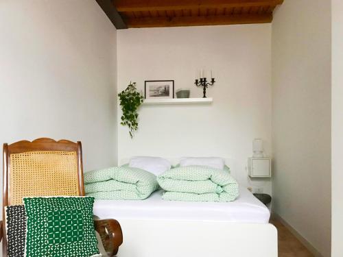 コモにあるIris Homeのベッドルーム1室(緑と白の枕が備わるベッド1台付)