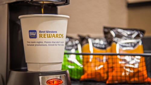 Et logo, certifikat, skilt eller en pris der bliver vist frem på Best Western Deming Southwest Inn