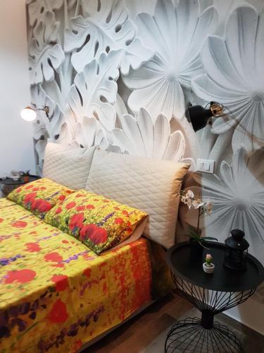 - une chambre avec un lit et une table dans l'établissement Appartamento urban, à Custonaci