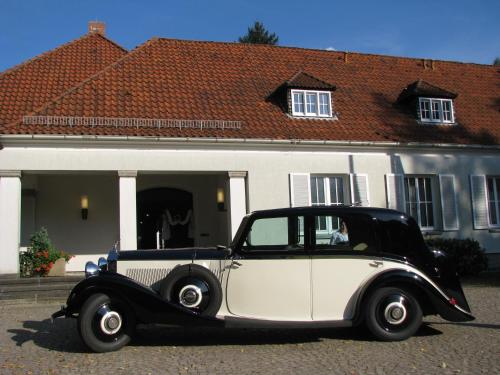 a black and white car parked in front of a house at Gästehaus Villa Wolff in Bomlitz