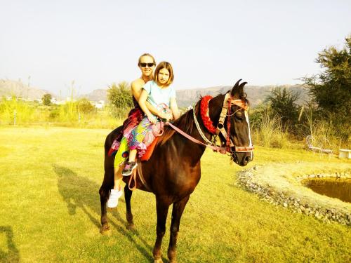 a man and a woman riding on a horse at Ranthambhore Tiger Valley in Sawāi Mādhopur