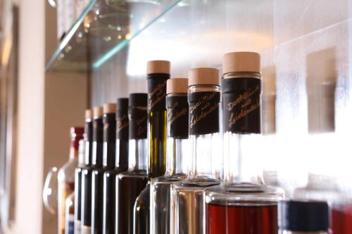 une rangée de bouteilles de vin sur une étagère dans l'établissement Hotel Münchner Hof und Blauer Turm, à Ratisbonne