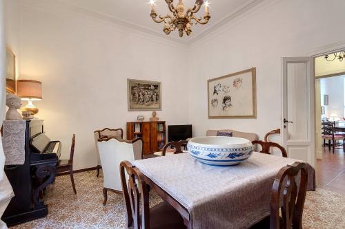 una sala da pranzo con tavolo e ciotola di Mimì apartment with garden a Firenze