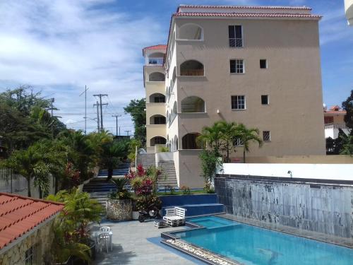 een gebouw met een zwembad voor een gebouw bij Marina Bay in Boca Chica