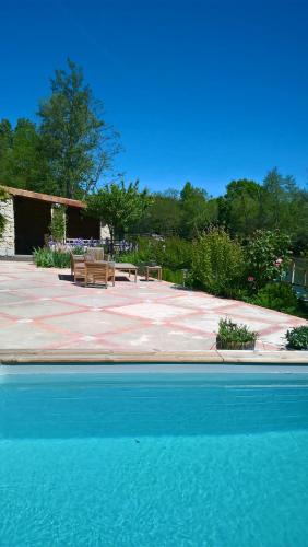 uitzicht op een zwembad met een patio bij LES RIVES DE L'ISLE in Saint-Astier